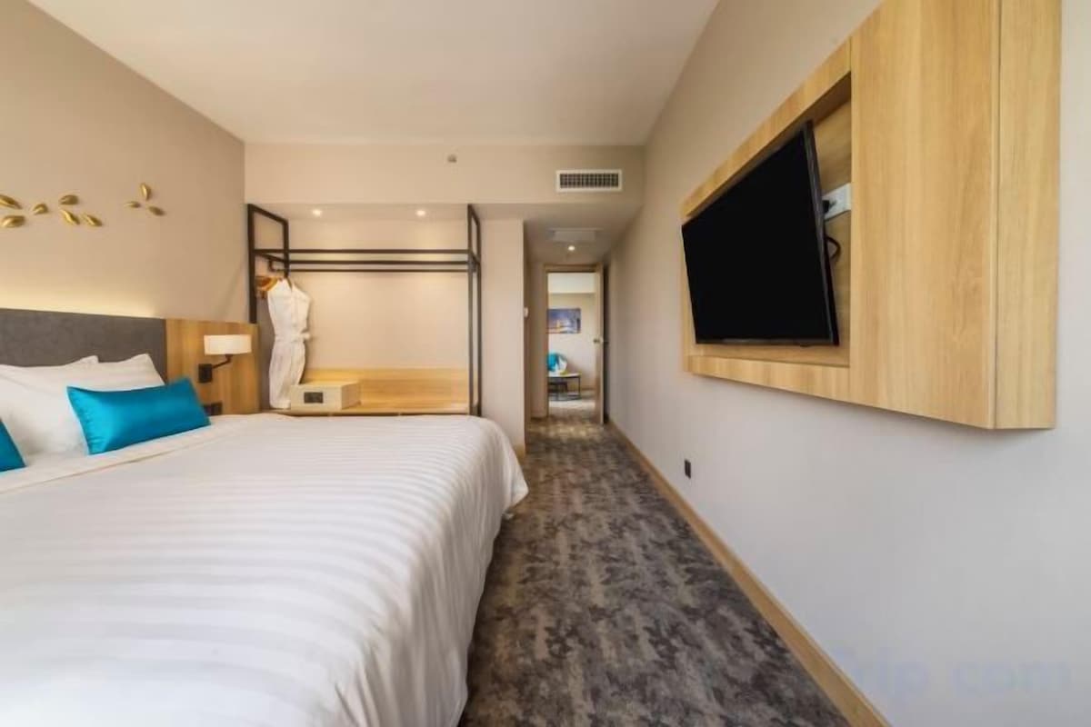 Minibar, in-room safe, desk, blackout curtains