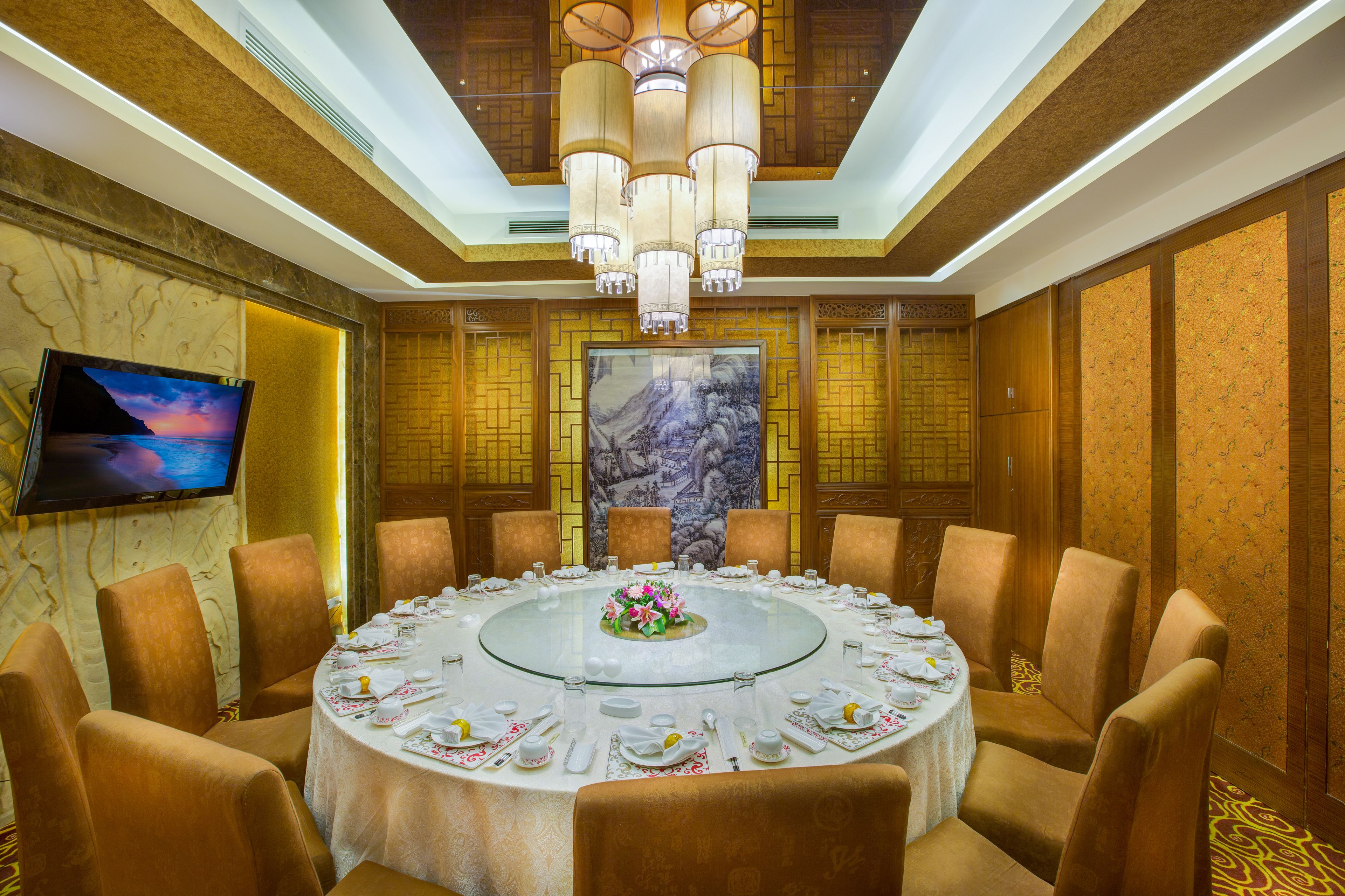 3 restaurants, breakfast, lunch, dinner served; Chinese cuisine 