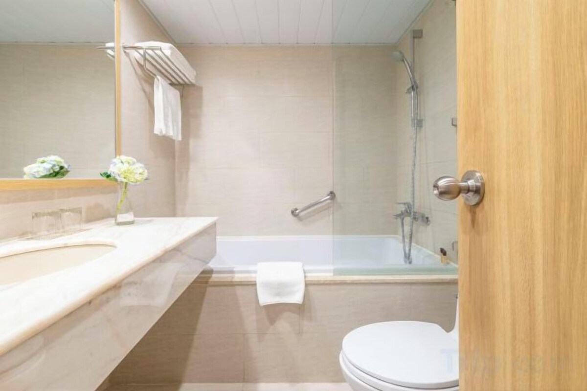 Baño | Ducha y bañera combinadas y artículos de higiene personal gratuitos