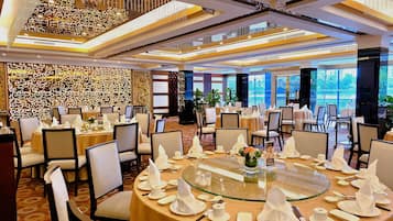 3 restaurantes, se sirven desayunos, comidas, cenas y cocina china