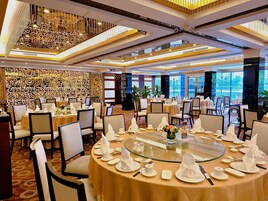 3 restaurants, breakfast, lunch, dinner served; Chinese cuisine 