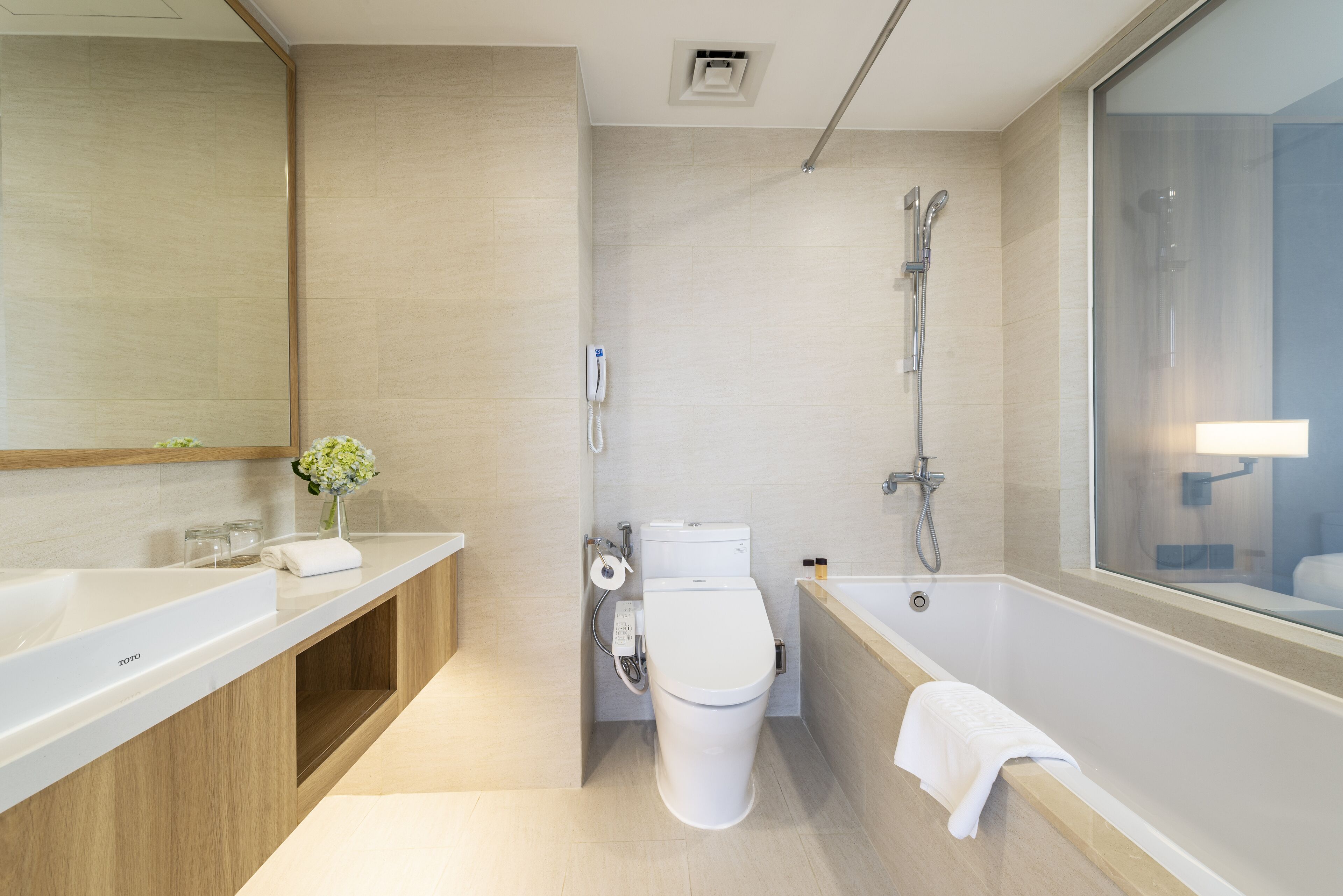 Un baño moderno con inodoro, bidé y bañera.