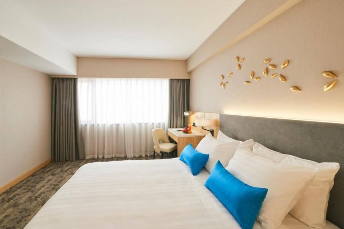 Junior Suite | Minibar, in-room safe, desk, blackout drapes
