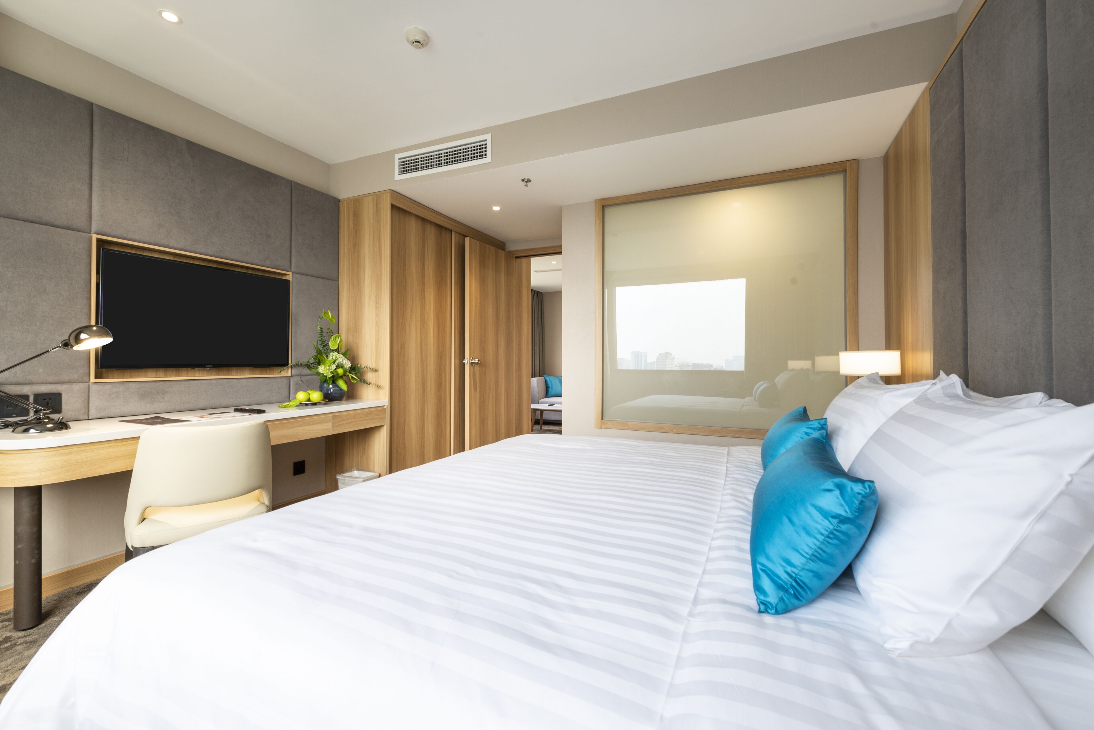 Deluxe Suite | Minibar, in-room safe, individually decorated, desk