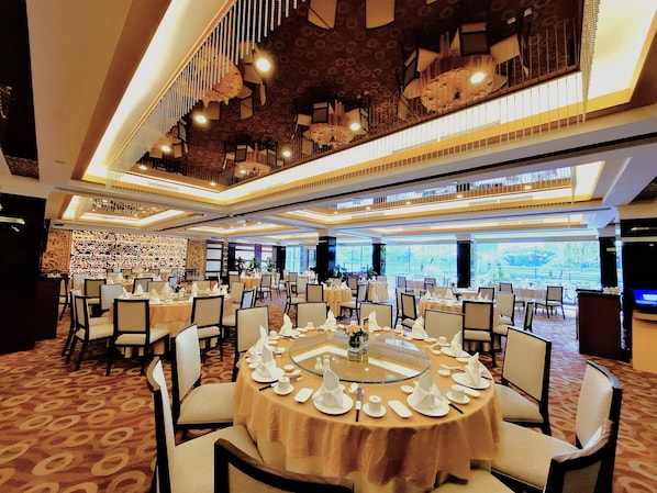 3 restaurantes; se sirven desayunos, almuerzos, cenas y cocina china