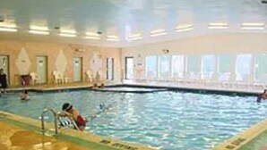 Indoor pool - Yarmouth Resort (West Yarmouth)