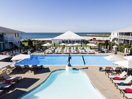 Una piscina cubierta, una piscina al aire libre de temporada, sombrillas