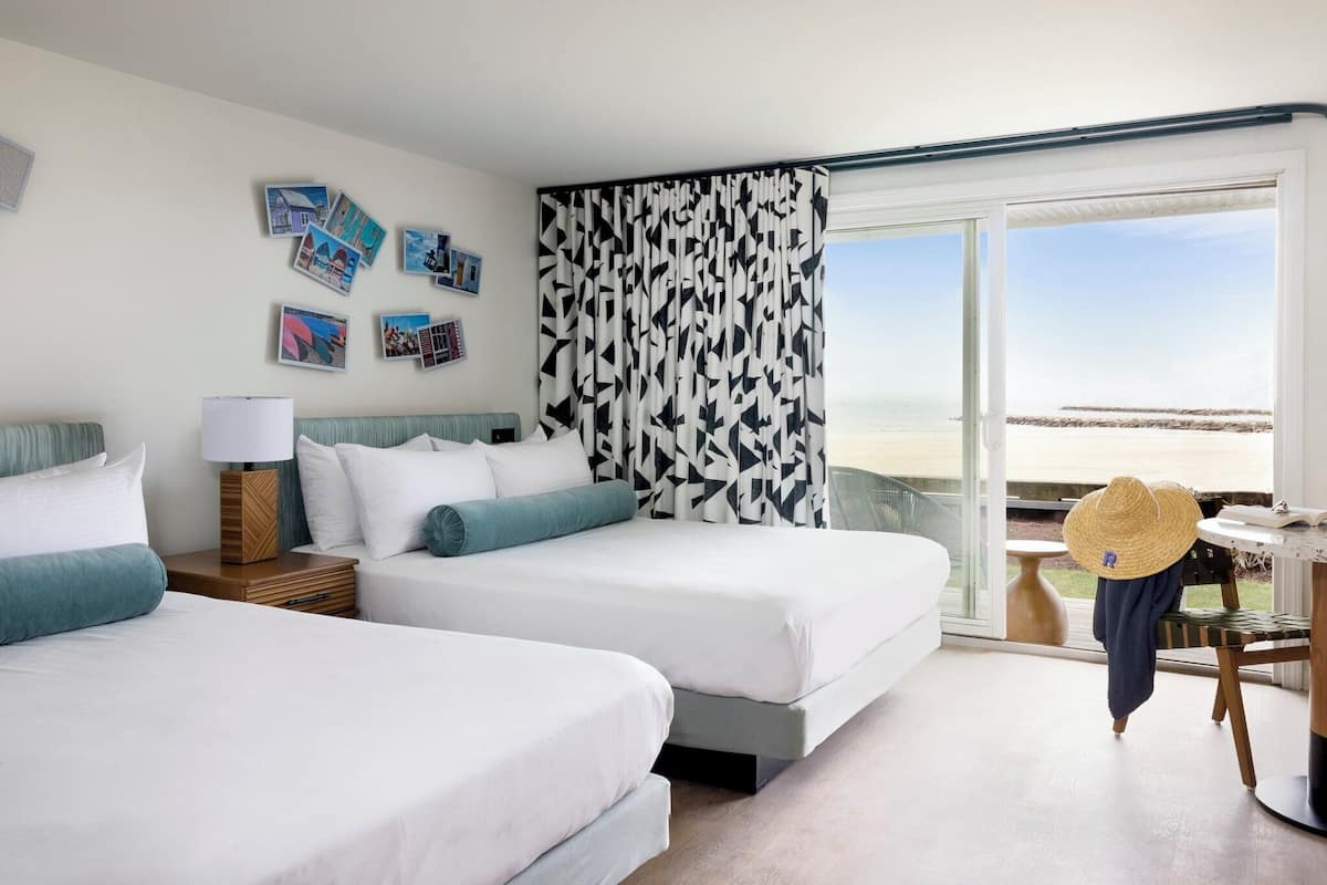 Habitación, 2 camas de matrimonio, frente al mar | Caja fuerte, escritorio, espacio para trabajar con un portátil