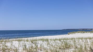 Playa privada, camastros, sombrillas y toallas de playa