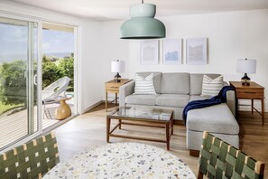 Safe på rommet, skrivebord og skrivebord for bærbar PC