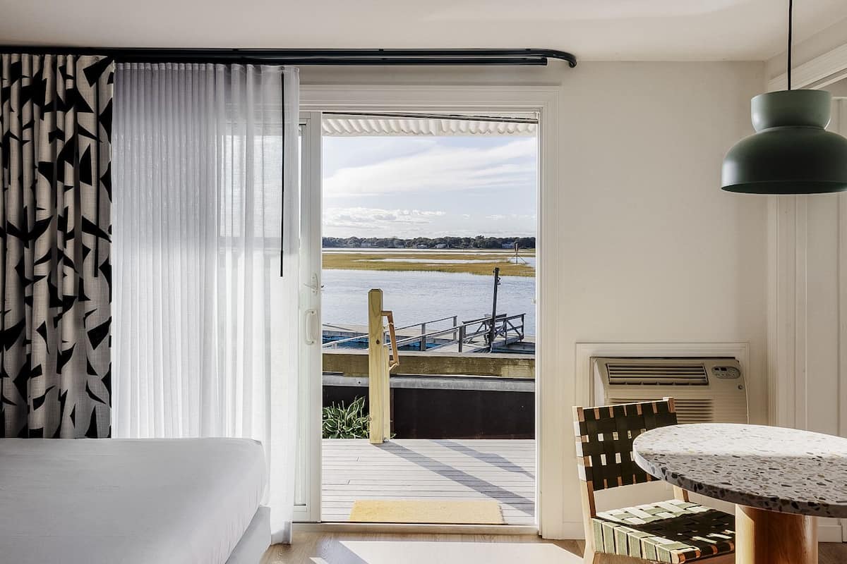 Habitación, 2 camas de matrimonio, vistas al río | Caja fuerte, escritorio, espacio para trabajar con un portátil