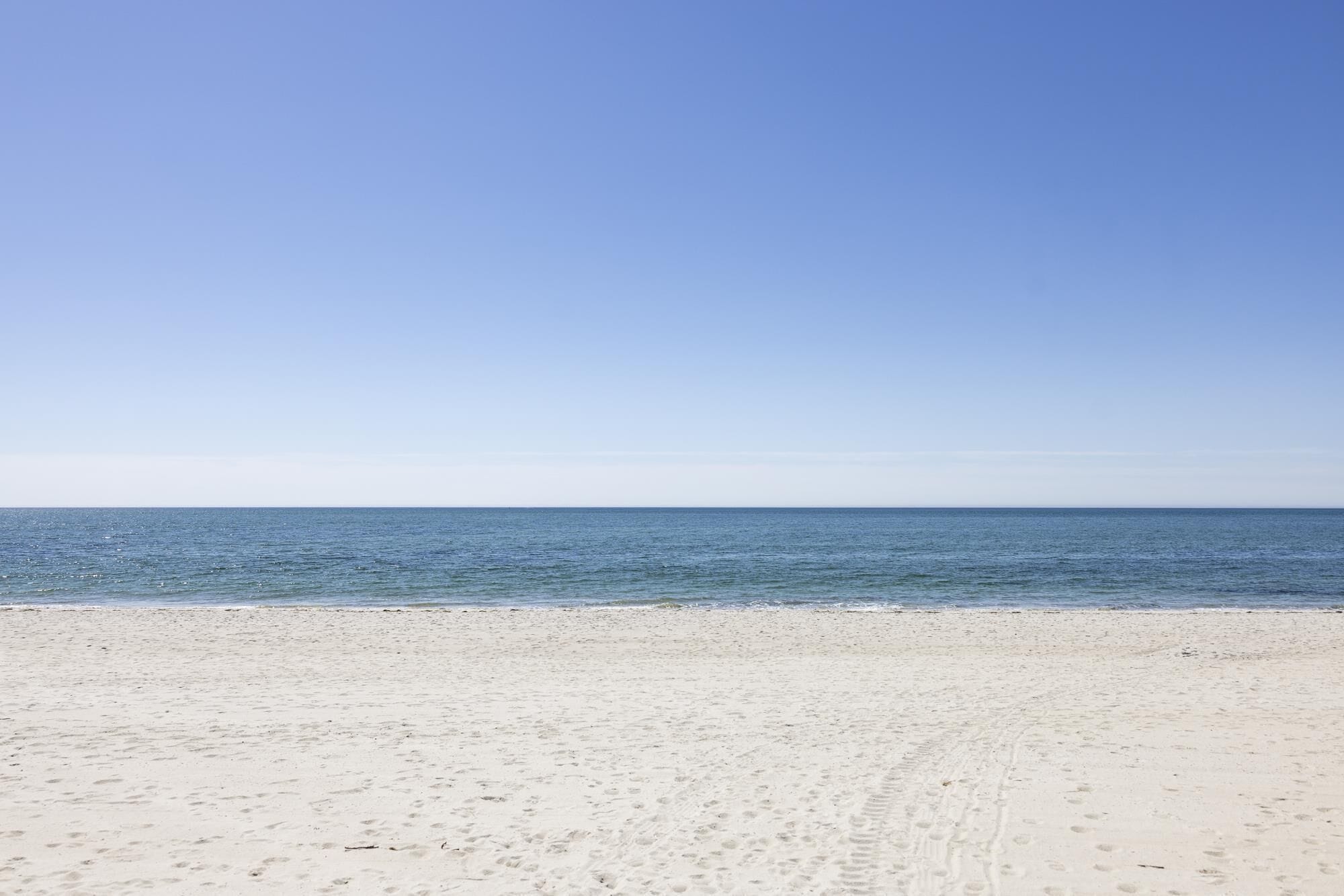 Pantai pribadi, kursi berjemur, payung pantai, dan handuk pantai
