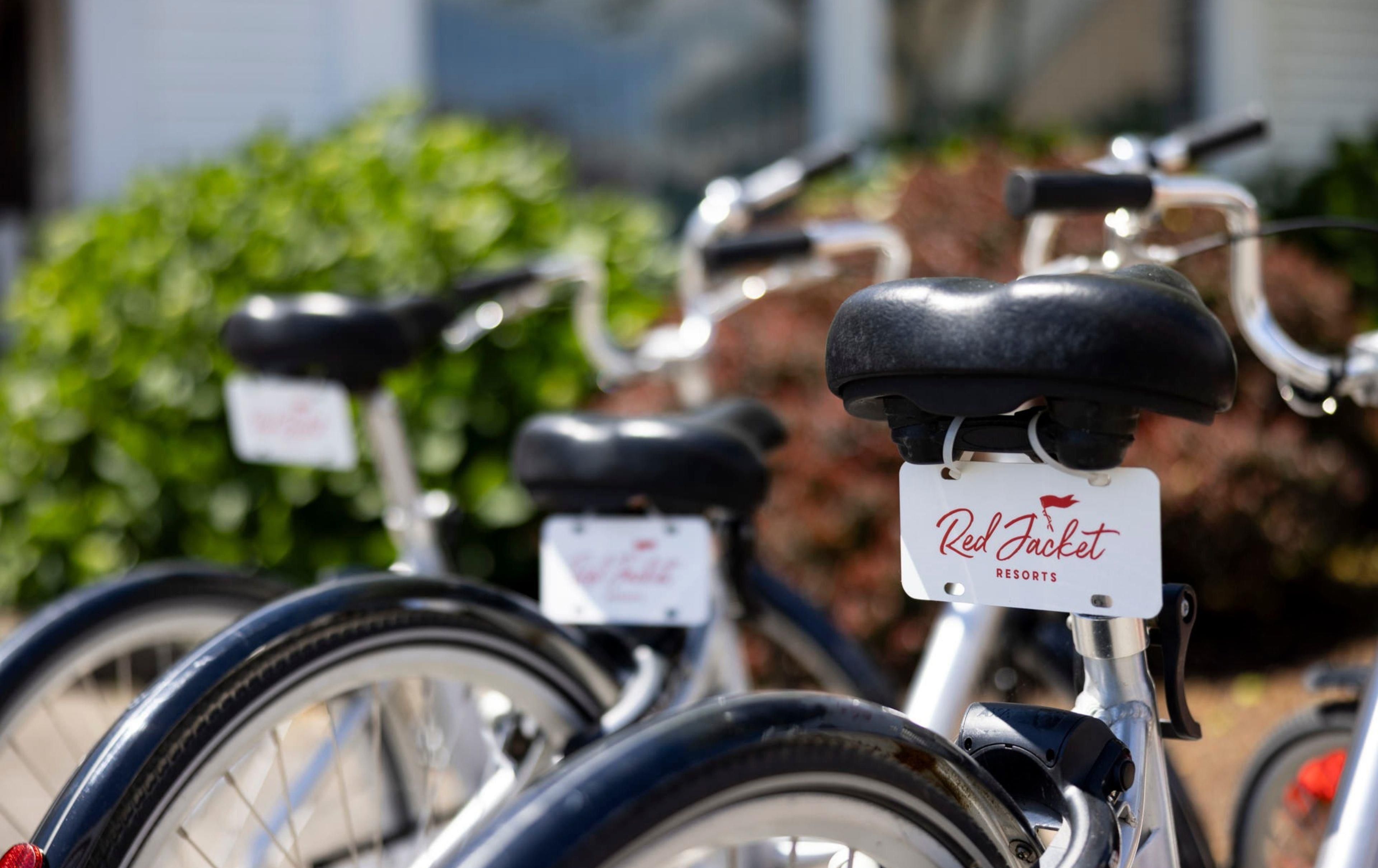 Varias bicicletas en fila con un cartel que indica que forman parte de un servicio de alquiler.