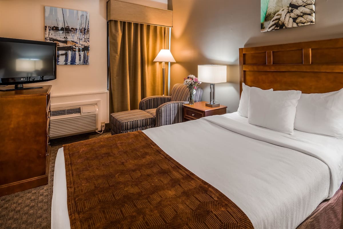 Hypo-allergenic bedding, in-room safe, desk, blackout curtains