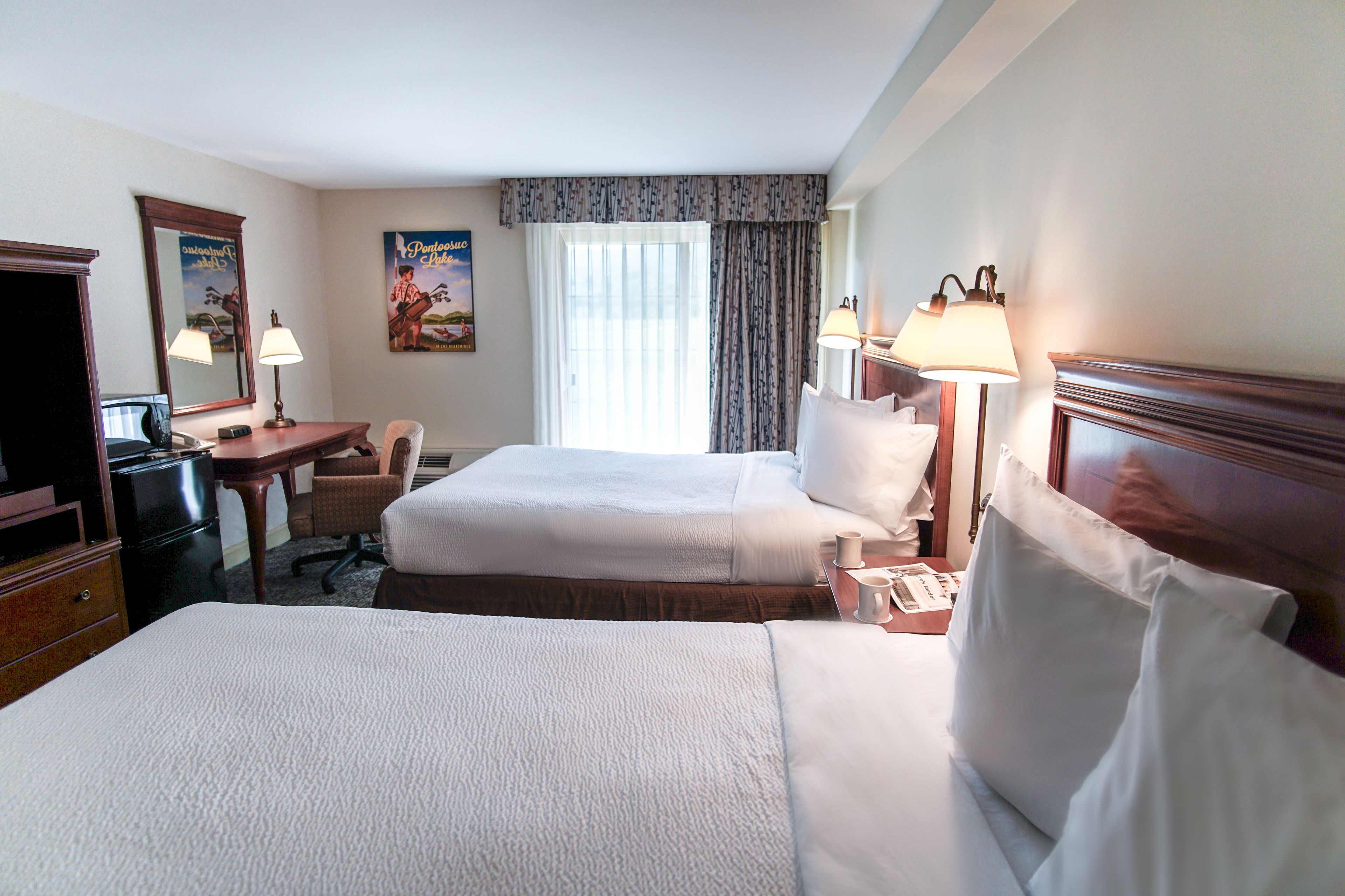 Escritorio, tabla de planchar con plancha, wifi gratis y ropa de cama