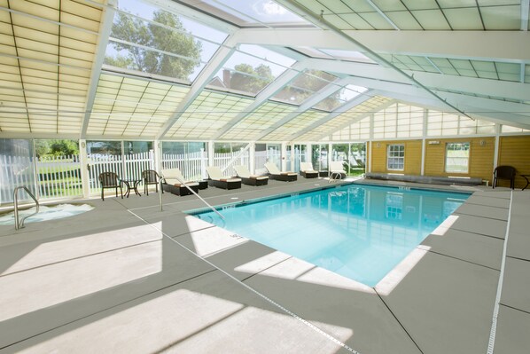 Piscina coperta, piscina stagionale all'aperto, lettini