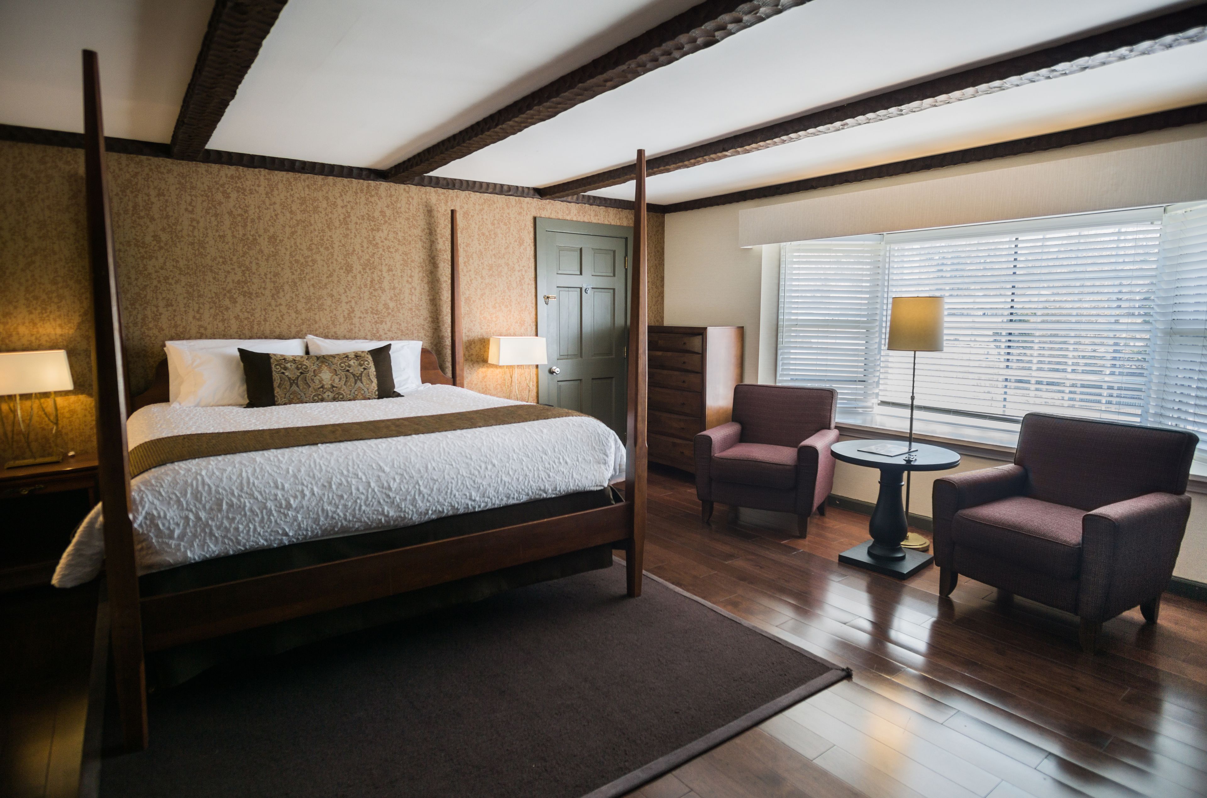 Deluxe Room, 1 King Bed, Fireplace | Living area | Flat-screen TV