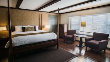 Deluxe Room, 1 King Bed, Fireplace | Living area | Flat-screen TV