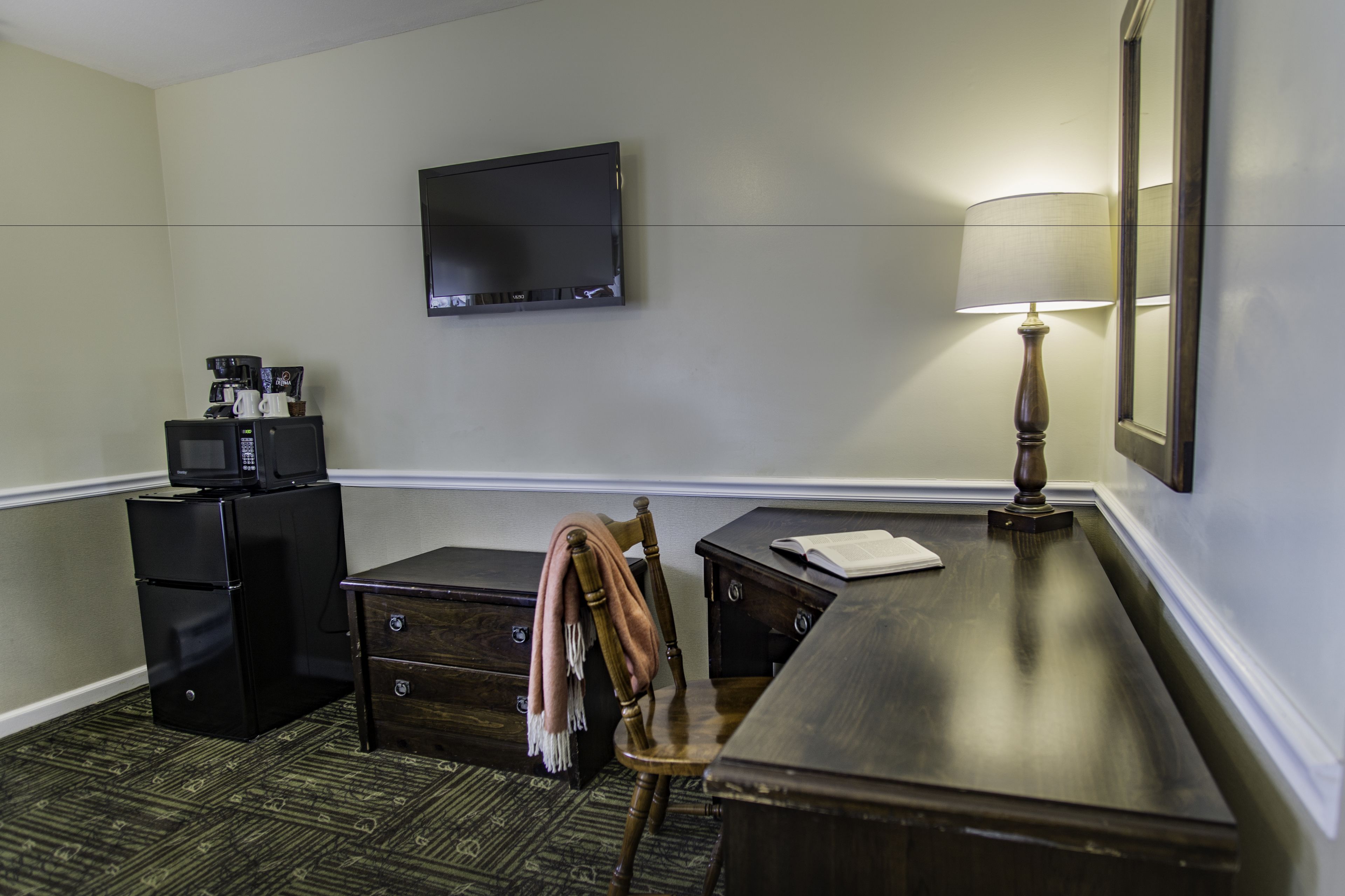 economy room, 1 queen bed | living area | flat-screen tv