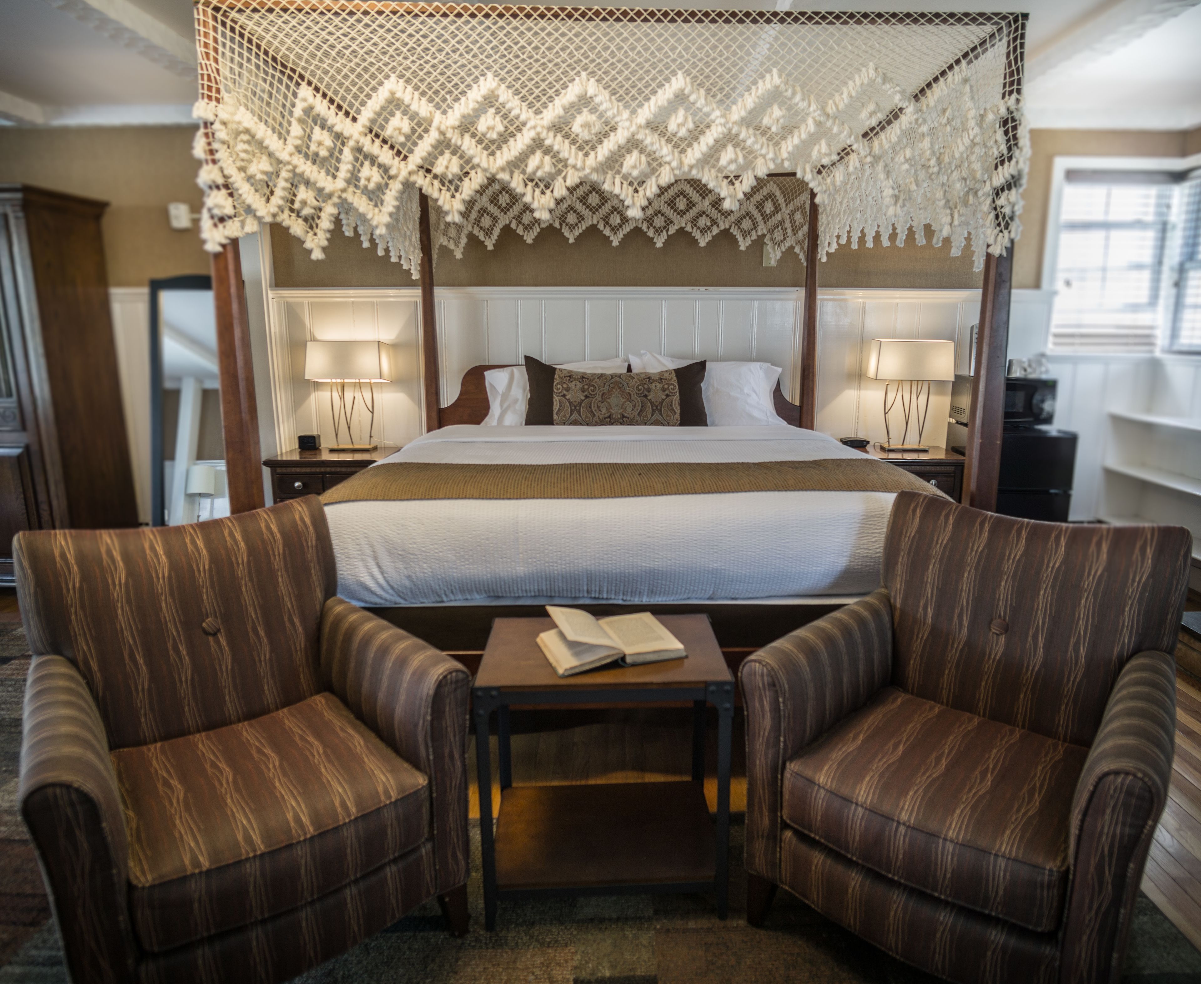 superior room, 1 king bed, jetted tub | desk, iron/ironing board, rollaway beds, free wifi