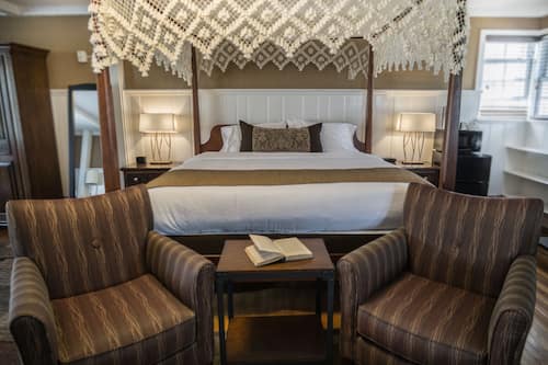 Superior Room, 1 King Bed, Jetted Tub | Desk, laptop workspace, iron/ironing board, free WiFi