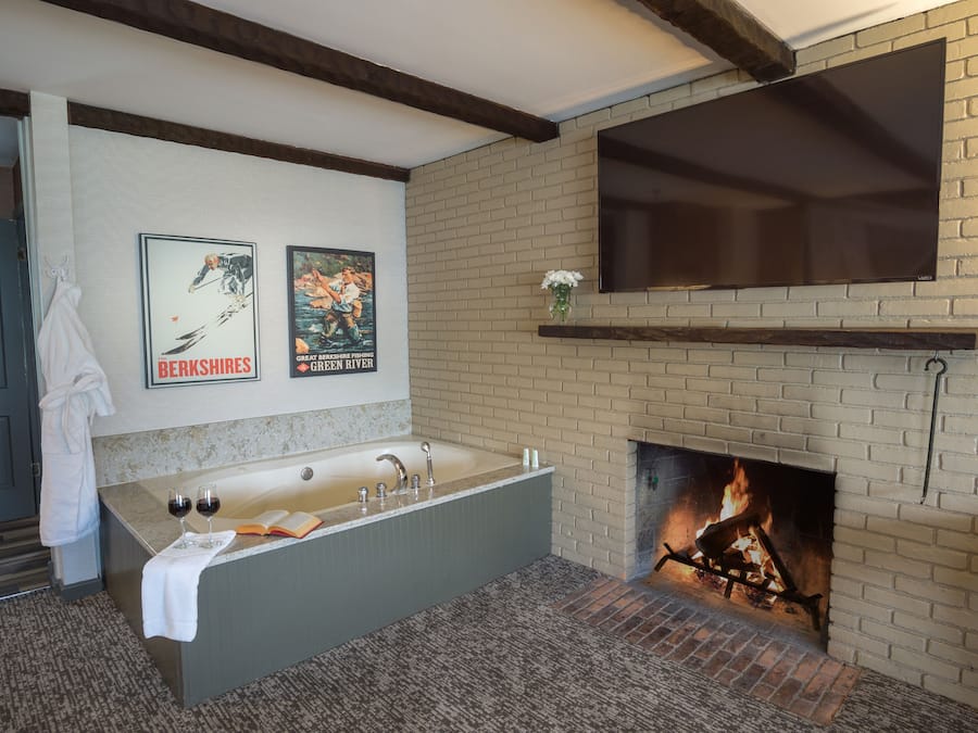 Superior Room, 1 King Bed, Jetted Tub | Jetted bathtub