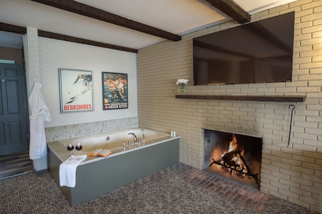 Superior Room, 1 King Bed, Jetted Tub | Jetted tub. The Yankee Inn