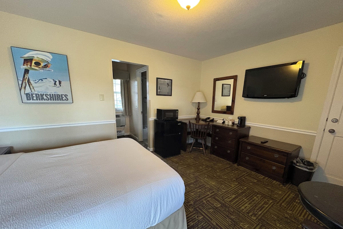 Desk, laptop workspace, iron/ironing board, WiFi (free)