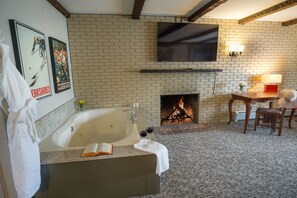 Superior Room, 1 King Bed, Jetted Tub | Jetted tub