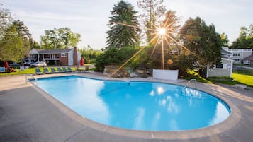 Indoor pool, seasonal outdoor pool, pool loungers