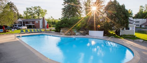 Piscina coperta, piscina stagionale all'aperto, lettini