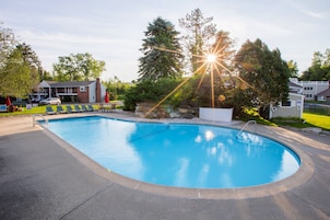 Una piscina techada, una piscina al aire libre