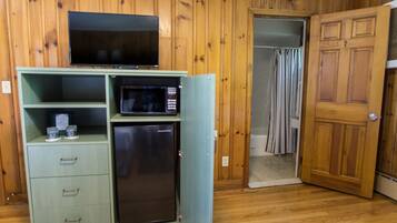 Phòng Economy, 2 giường đôi, tầng trệt | Khu phòng khách | TV màn hình phẳng