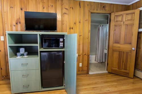 Economy Room, 2 Double Beds, Ground Floor | Living area | 42-inch flat-screen TV with cable channels, TV