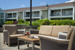 Terrace/patio - Hyannis Harbor Hotel (Hyannis)