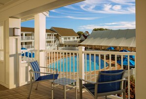 خزنة داخل الغرفة ومكتب ومساحة عمل للكمبيوتر المحمول وستائر تعتيم