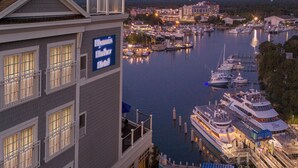 Ein Hotel am Wasser mit Blick auf den Yachthafen und die Boote.