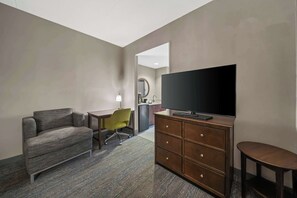 Suite - 1 kingsize-seng - handicapvenligt - ikke-ryger | Opholdsområde | 32-tommers LCD-tv med kabelkanaler, tv