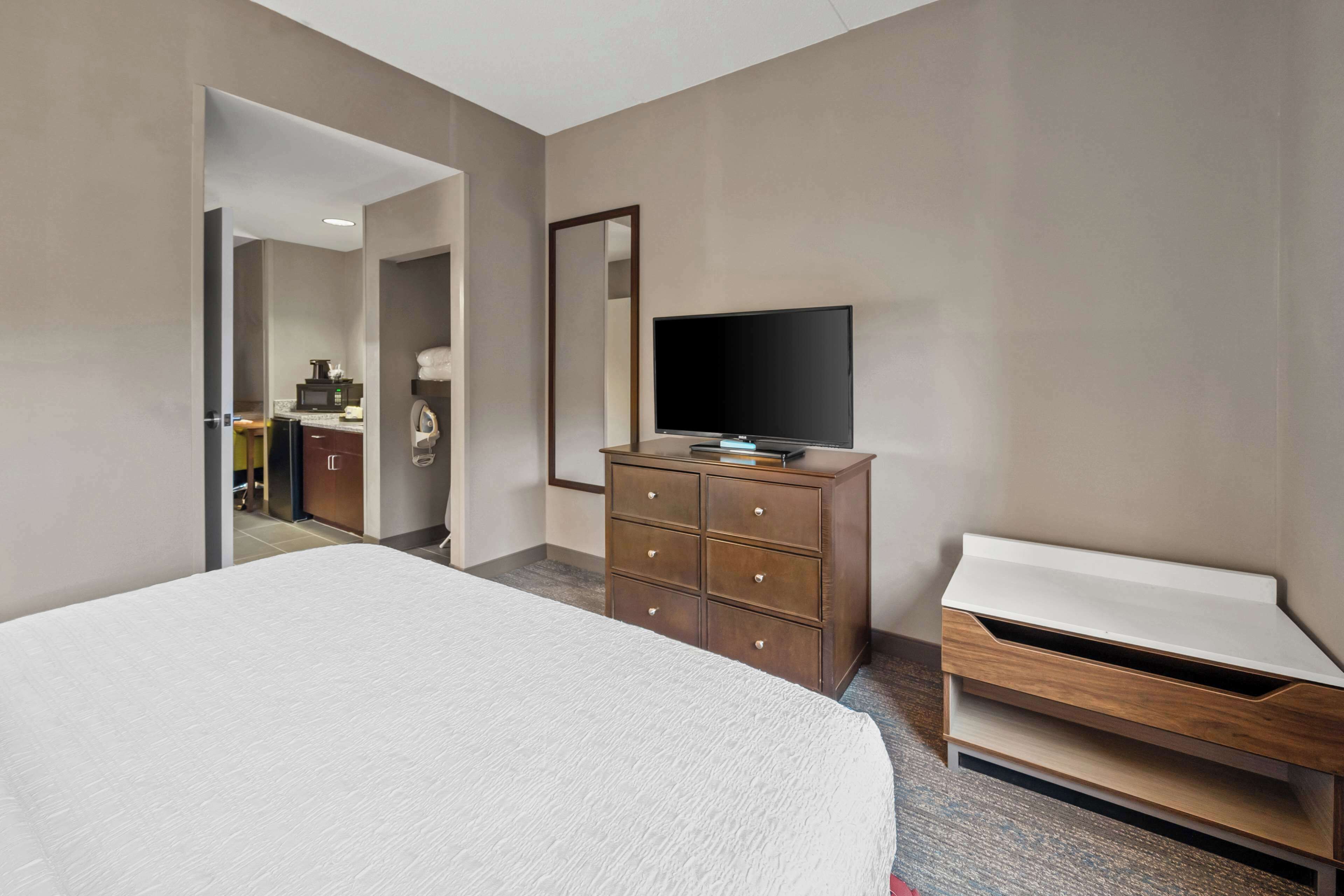 suite, 1 king bed, accessible, non smoking | 1 bedroom, blackout curtains, iron/ironing board, free cots/infant beds