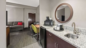 Suíte, 1 cama King, acessível, para não fumantes | 1 quarto, cortinas blackout, ferros/tábuas de passar roupa