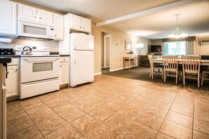 Condo familial, 2 chambres | Cuisine privée | Réfrigérateur, four à micro-ondes, surface de cuisson, lave-vaisselle