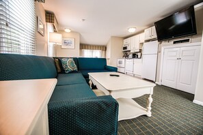 Condo Deluxe, 1 cama Queen size y sofá cama | Área de sala de estar | Televisión LED