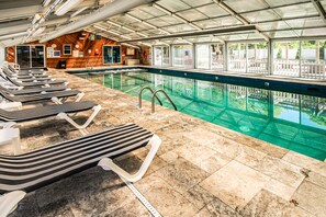 Indoor pool, sun loungers
