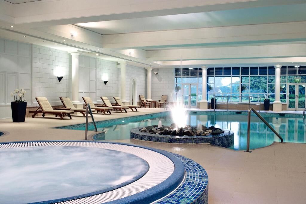 Indoor pool, sun loungers