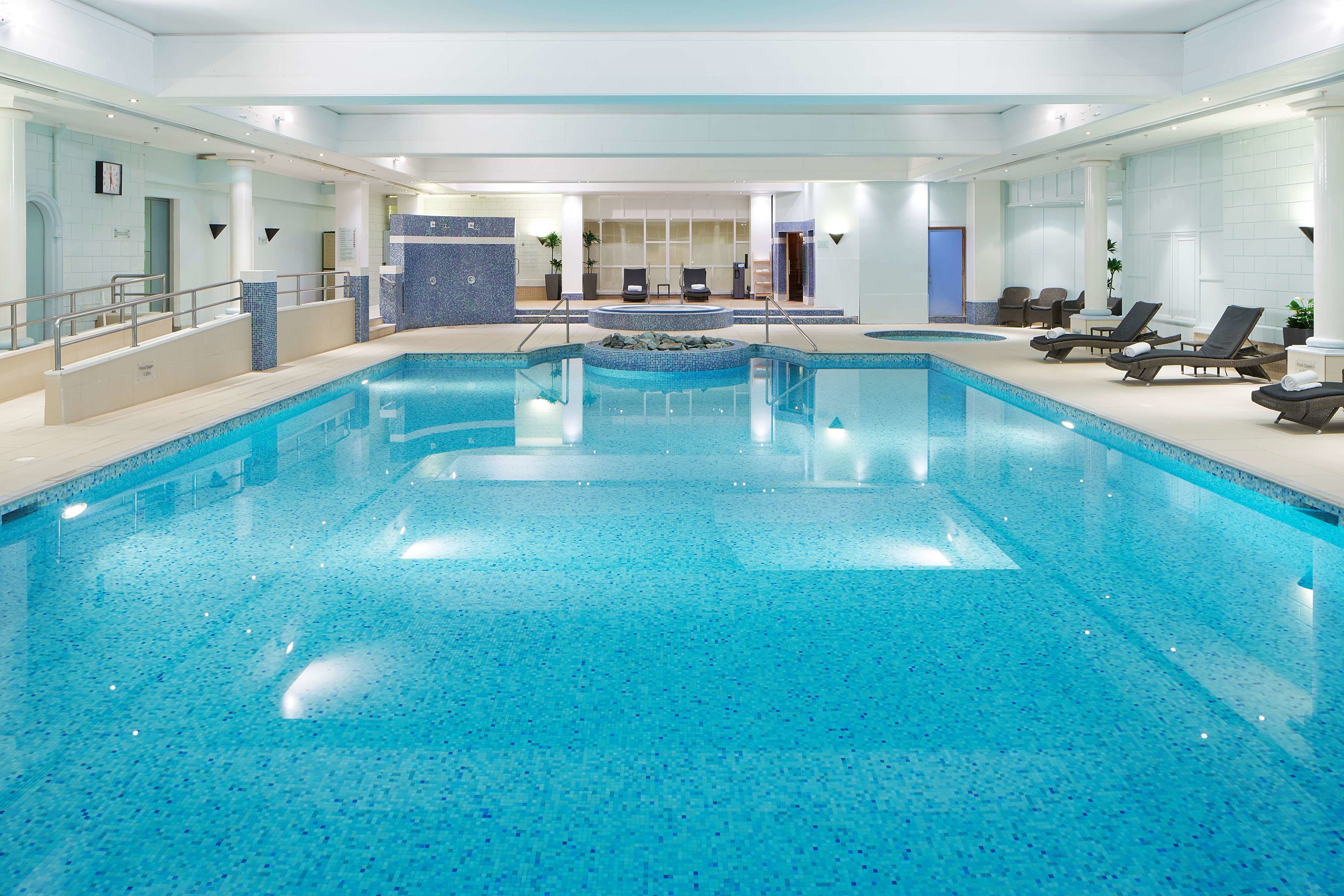 Alberca techada y camastros 