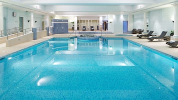 Una piscina cubierta, tumbonas