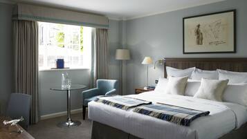 Hochwertige Bettwaren, Schreibtisch, BĂŒgeleisen/BĂŒgelbrett