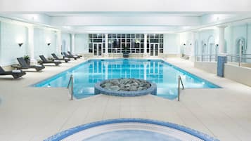 Piscine couverte, chaises longues