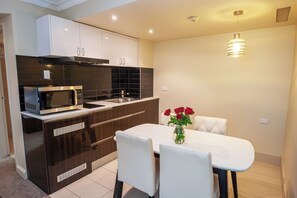 Family Spa Suite, 1 Queen and 2 Singles | Private kitchen