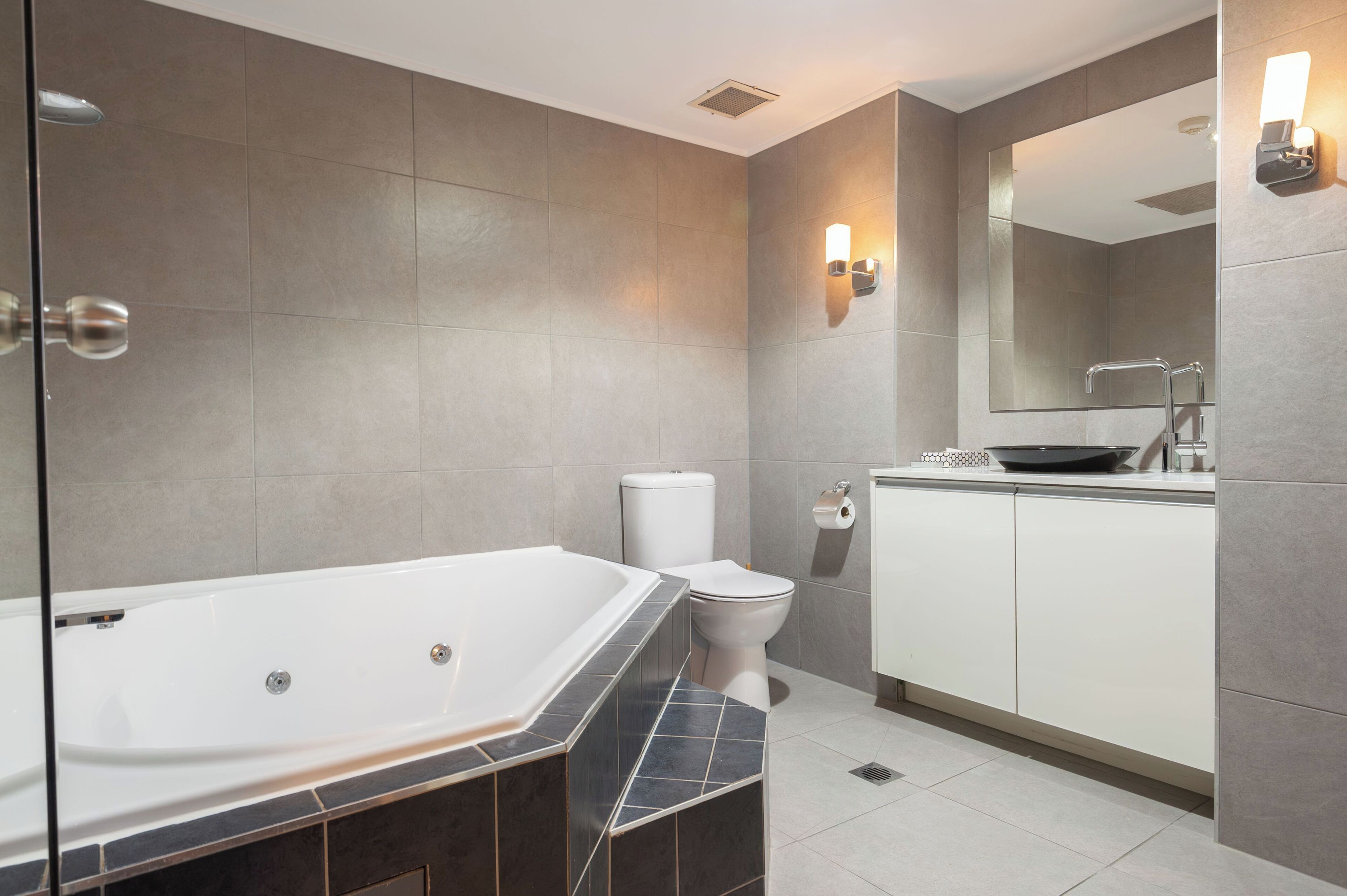 one bedroom spa suite, 1 queen bed | bathroom | free toiletries, hair dryer, towels, soap